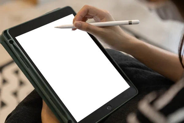 Weibchen Mit Digitalem Tablet Leeren Weißen Bildschirm Auf Tisch Besprechungsraum — Stockfoto