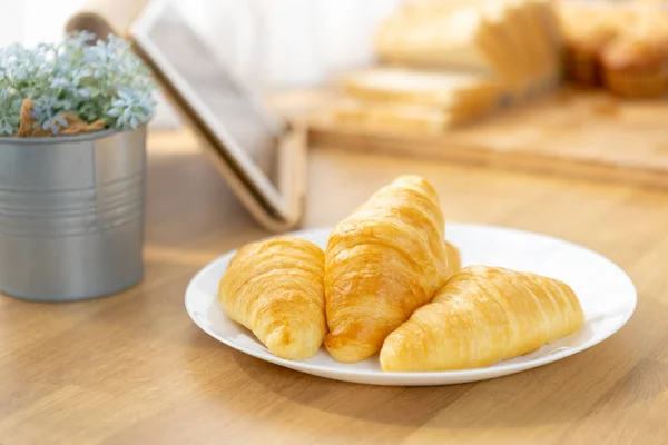 Čerstvé Croissanty Bílém Talíři Kuchyňské Lince Snídaně Moučník Gurmánské Těsto — Stock fotografie