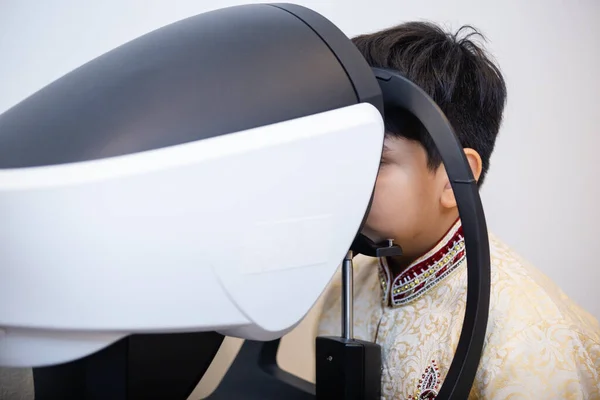Indický Chlapec Vyšetřující Zrak Moderní Oftalmologické Vybavení Klinice Pacient Dítě — Stock fotografie