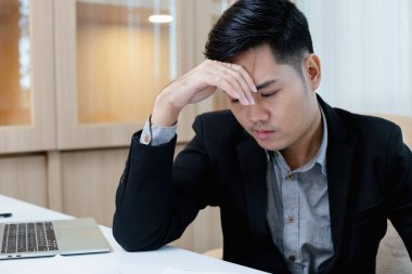 Ofis masasında stresli bir iş adamı. Hüsrana uğramış bir iş. Çok çalışan, düşünceli bir adamın baş ağrısı mutsuzdur. Erkek müdür üzgün..