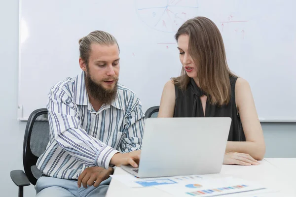 Dwóch Biznesmenów Rozmawiających Dokumentach Laptopie Planowanie Pracy Zespołowej Marka Strategii — Zdjęcie stockowe