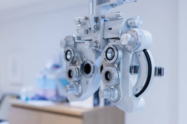 Phoropter görüş ölçüm makinesi, göz sağlığı kontrolü ve göz doktoru konsepti. Web pankartı boyutu. Boşluğu kopyala.