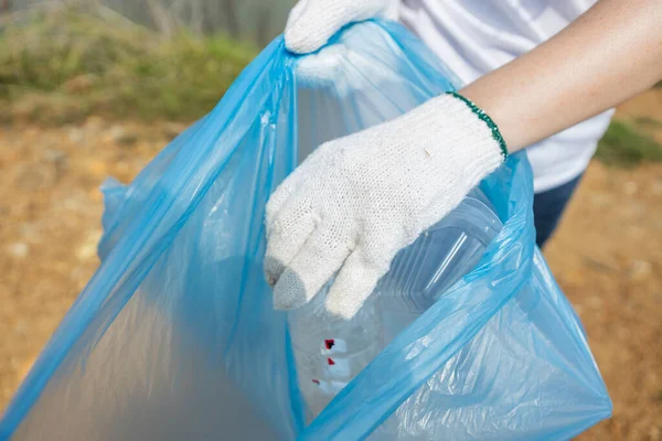 봉사자들을 플라스틱 쓰레기를 폐쇄하고 협력을 수행하고 세계를 구하고 줄이고 천연적 — 스톡 사진