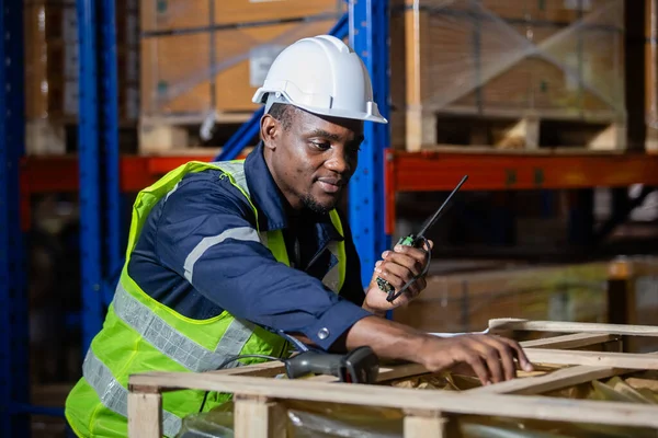 Man Amerikaanse Afrikaanse Ingenieur Met Walkietalkie Tablet Kwaliteitscontrole Staan Bij — Stockfoto