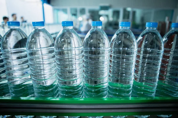 Planta Agua Potable Enfoque Selectivo Botellas Agua Línea Producción Fábrica — Foto de Stock