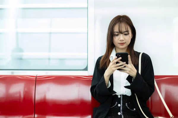 Молоді Азіатські Жінки Використовують Смартфон Під Час Подорожі Способом Життя — стокове фото