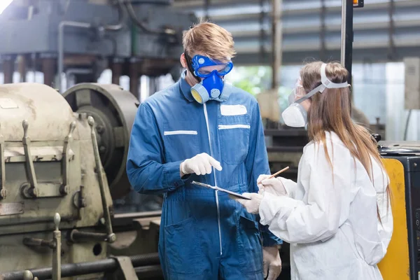 Teaminspektör Med Kemisk Skyddsmask Och Skyddsdräkt Undersöker Kemin Industrin Analys — Stockfoto