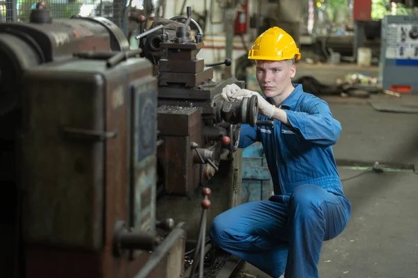 Kaukázusi Mérnökök Sárga Keménykalapot Hordanak Fémet Mosnak Gyárban Mechanikus Férfi — Stock Fotó