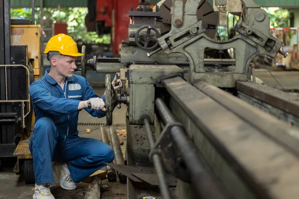 Kavkazští Dělníci Nosí Továrně Kovové Soustruhy Žlutého Tvrdého Klobouku Mechanický — Stock fotografie