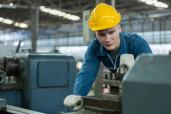 Kavkazští Dělníci Nosí Továrně Kovové Soustruhy Žlutého Tvrdého Klobouku Mechanický — Stock fotografie