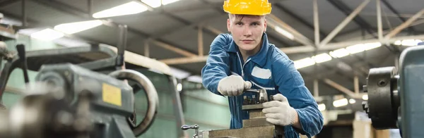 Manliga Arbetare Bär Gul Hårt Hatt Innehav Skiftnyckel Arbetar Reparation — Stockfoto