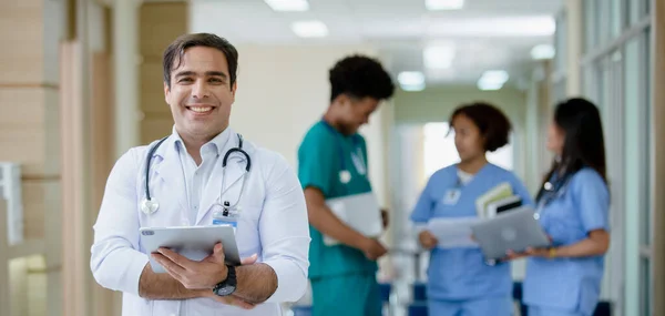 Steteskopta Asılı Tablet Tutan Erkek Doktor Portresi Sınıf Hastanesi Tıp — Stok fotoğraf