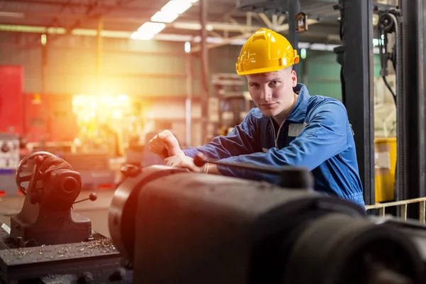Trabalhadores Engenharia Caucasianos Usam Metal Torno Máquina Trabalho Chapéu Duro — Fotografia de Stock