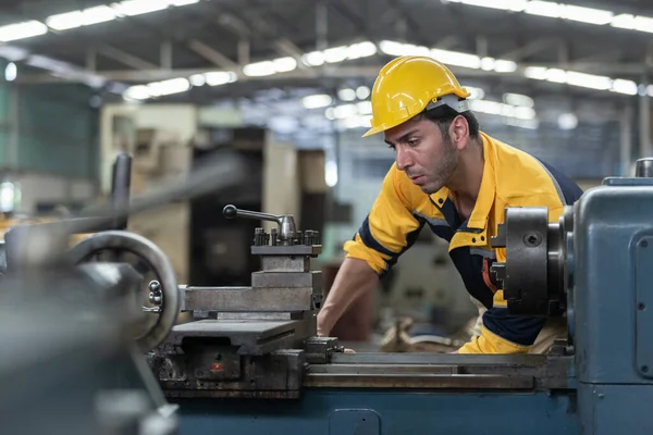 Trabalhadores Engenharia Caucasianos Usam Metal Torno Máquina Trabalho Chapéu Duro — Fotografia de Stock