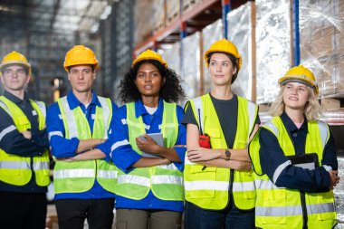 Ekip mühendisliği teknisyeni, atölye imalatı, endüstri fabrikasında takım çalışması. Profesyonel teknisyen grup endüstrisi. Depo çalışanı.