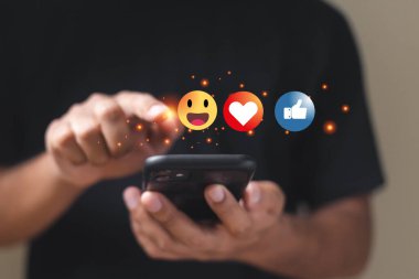 Cep telefonuyla çevrimiçi dijital iletişim bilgileri. Sosyal medya simgeleriyle akıllı telefon kullanan bir adam. Sosyal medya çevrimiçi kavramı.