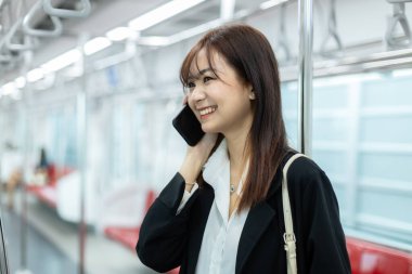 Trenle toplu taşıma araçlarıyla seyahat ederken cep telefonundan konuşan genç bir kadın. Ofis çalışanı sabah işe gidiyor. Demiryolunda güzel bir iş kadını yolcu yolculuğu..