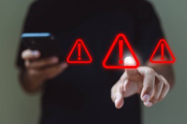 Adam bildirim hatasına dokunuyor. Uyarı işareti virüsü. bakım bağlantısı uygulaması. Programcı, geliştirici. Güvenlik ağı tehlikeli.