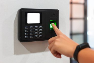 Çalışmak için parmağınızı tarayın ya da beyaz ekran ile ofise girmek için kapıyı açın. Parmak izi şifre güvenlik sistemi. Parmak izinden anahtar bilgi doğrulama gizliliği.