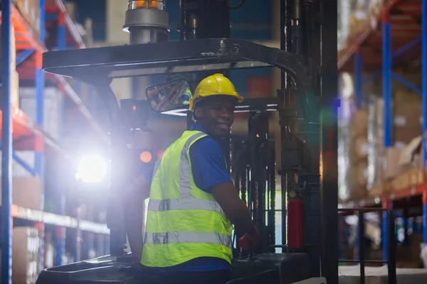 Orang Afrika Amerika Memakai Helm Keselamatan Driver Forklift Gudang Pabrik — Stok Foto