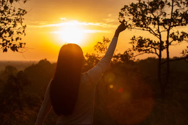 Women Show Hand Standing Mountain Successful Beautiful Sunset Silhouette Image — Stock Photo, Image