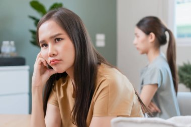 Mutsuz Asyalı çift. Homoseksüel aşk sorunları. LGBT Lezbiyen Kız Arkadaşları Sevgiden Çıktı. Lezbiyen kadınlar kavga ediyor. Genç kadın ilişkisi sorunu. Eşsiz aşk görüşleri.