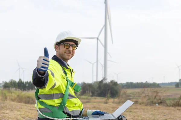 タービンステーションでの風力タービン技術者チェックとメンテナンス エネルギー風力発電機で働く人間のエンジニアの親指 クリーンエネルギー源 ロイヤリティフリーのストック写真