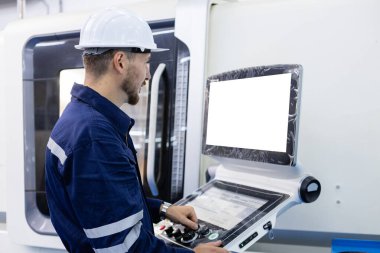 İnsan mühendisi atölyedeki beyaz ekran cnc makinesini kullanıyor. Endüstriyel imalatta erkek kontrollü otomatik makine programlama makinası. Bilgisayar Yapılandırması.