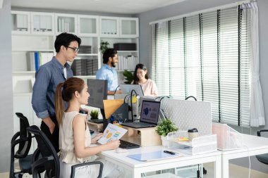 İş ekibi çalışması, strateji pazarlama planlaması. Kadın işçiler için bilgisayarlı erkek yönetici sunumu toplantı raporu projesini dinler.