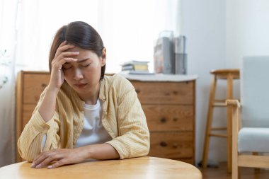 Kadın eli değdiğinde baş ağrısı, Asyalı genç bir kadın çok çalışmaktan strese girmiş, hayat sorunları bıkkınlık vermiş, aşk yüzünden hayal kırıklığına uğramış, depresyonda ve yalnız başına kalmış bir kız..