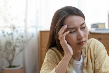 Kadın eli değdiğinde baş ağrısı, Asyalı genç bir kadın çok çalışmaktan strese girmiş, hayat sorunları bıkkınlık vermiş, aşk yüzünden hayal kırıklığına uğramış, depresyonda ve yalnız başına kalmış bir kız..