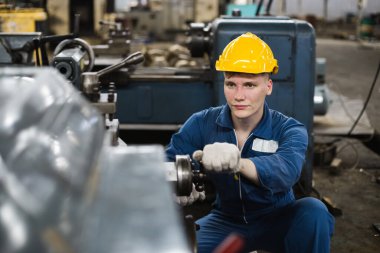Erkek işçiler fabrika makinelerini tamir etmek için ingiliz anahtarı tutan sarı başlık takıyorlar. erkek bakım fabrikası, mekanik tamirci konsepti.
