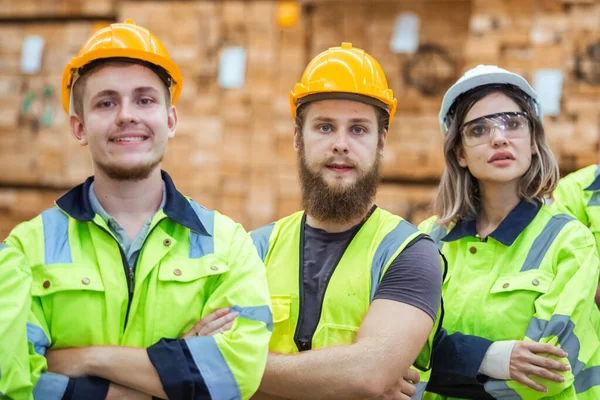 木工業の工場のチームワークを製造するチーム工学労働者の技術者 研修会 グループの専門の技術者産業 ロイヤリティフリーのストック画像