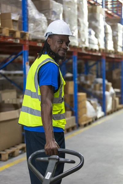 Magazzino Magazzino Industriale Uomo Afroamericano Lavoratore Usura Sicurezza Uniforme Spinta — Foto Stock