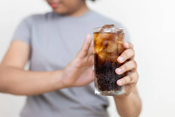 甘い飲み物を閉じます 健康的な概念を食べる 体重を減らす 健康的な食事 健康上の利点のための良い食品を選択 不健康な食べ物 黒い水のグラスを手に持っている 女性は砂糖を飲むと ストック写真