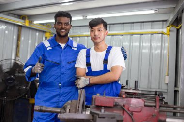 Üniforma giyen teknisyen ekip çalışanı üniformalı güvenlik makinesi fabrika endüstrisinde metal fren öğütücüsü, işçi üretim endüstrisi konsepti..