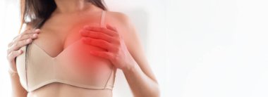 Yakın plan kadın eli tek başına göğüs röntgenine dokunuyor. Kadın göğüs kanserini araştırmak için göğsündeki yumruyu yumruğuyla kontrol ediyor. Göğsünde ağrı var..