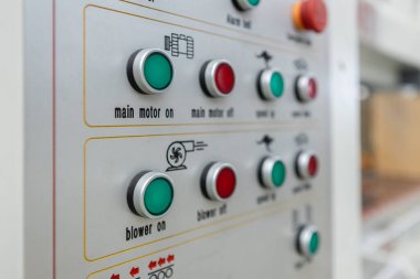 Kontrol panelinin güç düğmesi. İş düğmesine basıyorum. Mühendislik endüstriyel santrallerdeki makineleri çalıştırmaya çalışıyor..