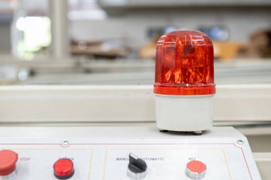 Fabrika endüstrisinin kırmızı acil durum alarmı. Sinyal tehlikesi acil durum hattı endüstrisi.