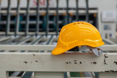 Kontrol panelinin güç düğmesi. İş düğmesine basıyorum. Mühendislik endüstriyel santrallerdeki makineleri çalıştırmaya çalışıyor..