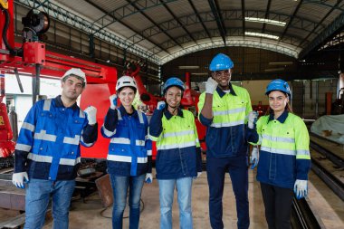 Başarılı mühendis otomasyon robotu teknisyeni el ele verdi. Ekip çalışması mühendisliği anlaşması bağlantı ortaklığı başarı projesi. Ekip bakım robotu atölyede..