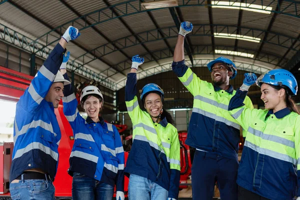 Başarılı mühendis otomasyon robotu teknisyeni el ele verdi. Ekip çalışması mühendisliği anlaşması bağlantı ortaklığı başarı projesi. Ekip bakım robotu atölyede..