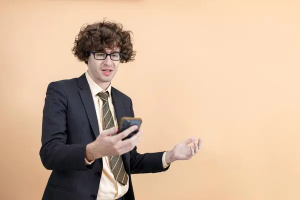 Glada Unga Affärsman Bär Glasögon Kostym Poserar Förvånad Och Undrar — Stockfoto