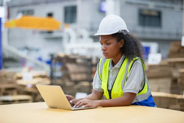 Pracownica Amerykańska Kobieta Pracownik Afryki Przy Użyciu Laptopa Sprawdzić Jakość Zdjęcie Stockowe
