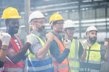 Bir grup mühendis çeşitli uluslarda profesyonel başarılı takım çalışanları fabrikada duruyor. Takım çalışması teknisyeni müfettişi imalat endüstrisi işyeri.