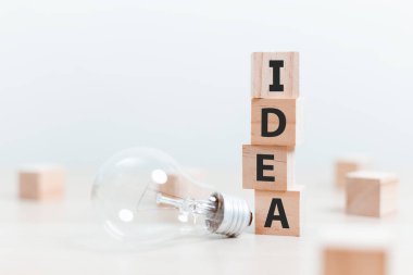 Tahta blok küpte ampullü IDEA alfabe metni. Yaratıcı bir yenilik düşün. Eğitim online beyin fırtınası. öğrenme vizyonu ve fikirleri kavramı.