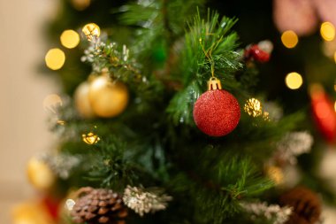 Bulanık bokeh 'li Noel süslemeleri. Mutlu noeller. Güzel bir kutlama partisi. Mutlu yıllar..
