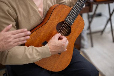 Yaşlı bunak gitar enstrümanı çalıp rahatlıyor..