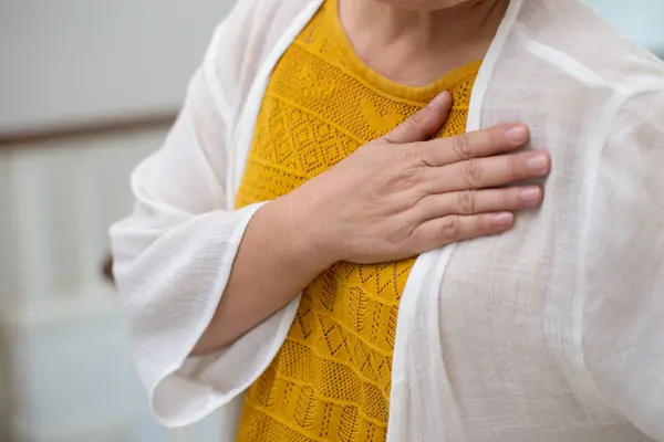 Kobieta Średnim Wieku Dotykająca Klatki Piersiowej Cierpi Chorobę Serca Zdrowie Obraz Stockowy