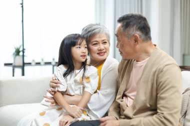 Mutlu Aile Büyükbaba, büyükanne ve torun evde eğleniyor. İlişkileri farklı yaşlarda birbirine bağlar. Rahatlayın. Ebeveynleri olan çocuklar, Aile Mutluluğu Konsepti..